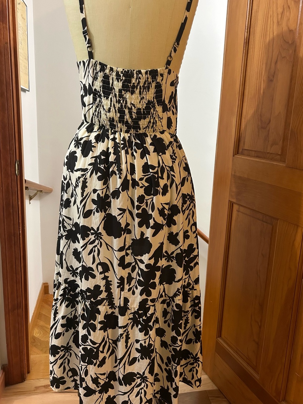 Evereve ‘Florence’ Black and Cream Floral Cotton Poplin Midi Dress with Pockets - Picture 2 of 8